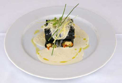 Cannelloni mit feiner Gemüsefüllung und schwarzen Oliven mit mittelaltem Mahón-Menorca Käse, einer sämigen Sauce aus Tomaten und Käse-Creme - Rezepte - Gastronomie - Balearen - Agrarnahrungsmittel, Ursprungsbezeichnungen und balearische Gastronomie